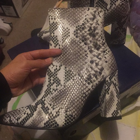 Snakeskin Side Zipper Boots - Picture 5 of 7